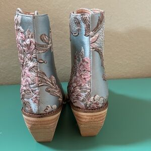 Fancy boots in a pale Caribbean blue satin with pink embroidery accents,size9m